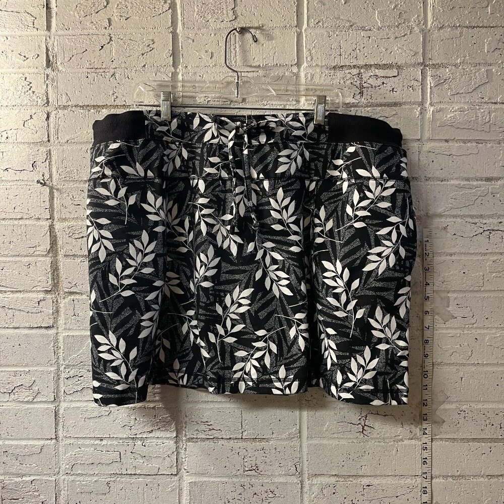 AVE Leisure Plus Size 22/24 Black & White Leaf Print Skort